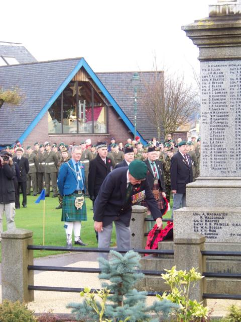 Billy Moore, No5 Cdo, lays the Wreath