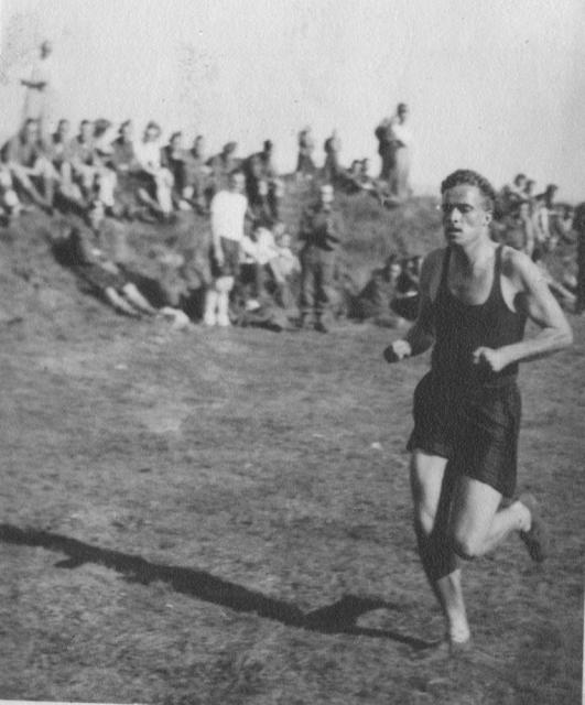 Denis Fuller No 2 Cdo sports event Sept.1941, Moffat.