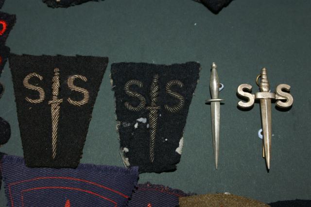 No.2 Commando woven and metal insignia