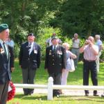 Joe Burnett (4 Cdo) with wreath. Geoff Scotson (6 Cdo) on the right