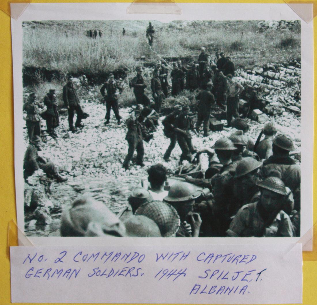 No.2 Cdos with captured German soldiers