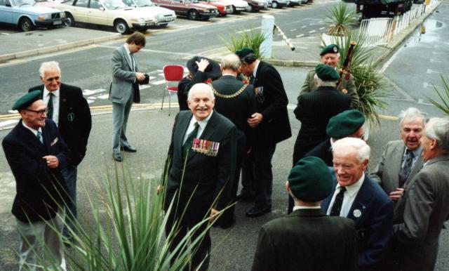 Henry Brown MBE in the centre, Bill Millin with bagpipes,  and others