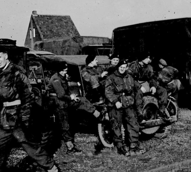 Group near Maasbracht Gemeentehuis (Town Hall), near Brachterbeek