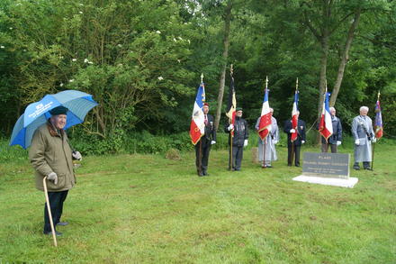 Bert Beddows (3 Cdo) at the Col Dawson 4 Cdo. monument 4/6/2012