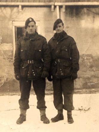 Pte. Russell Edmunds (left) and Gnr. Alex MacAulay, No.4 Cdos.