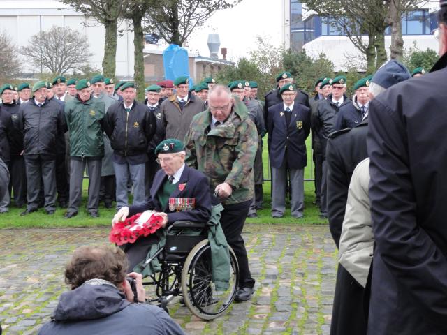 Jim Kelly 41RM Commando lays a wreath