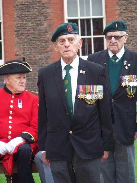 Billy Moore, No5 Cdo; Johnny Morris, No2 Cdo.