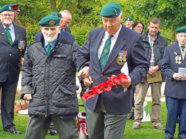 Joe-&-Jack-with-wreath