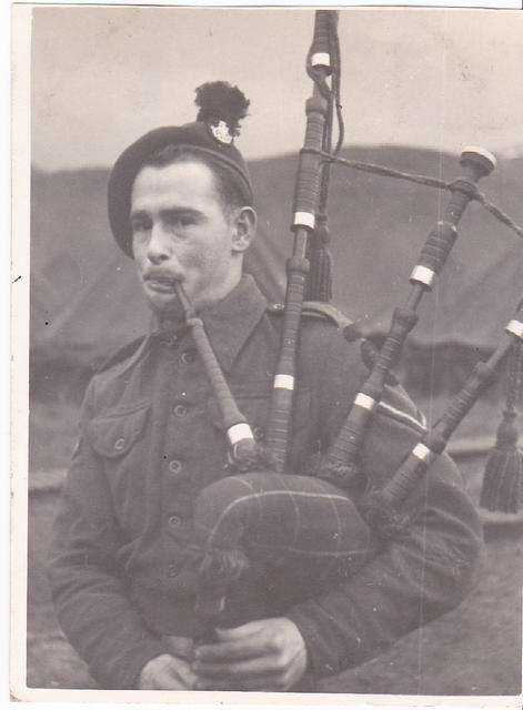 Unknown piper at Achnacarry c.Nov'1944