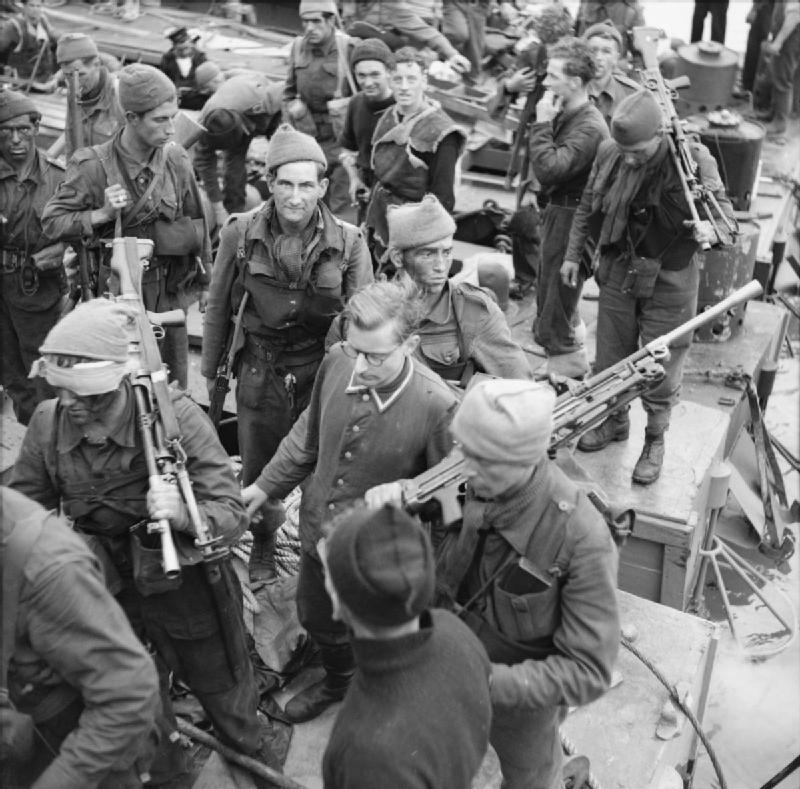 No. 4 Commando with German prisoner after Dieppe
