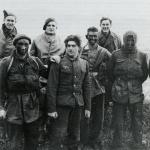Men of 9 Commando, with a German prisoner, after their raid on the Garigliano Estuary defences, Dec 1943