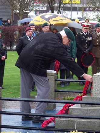 Gerry Keelor lays the Wreath