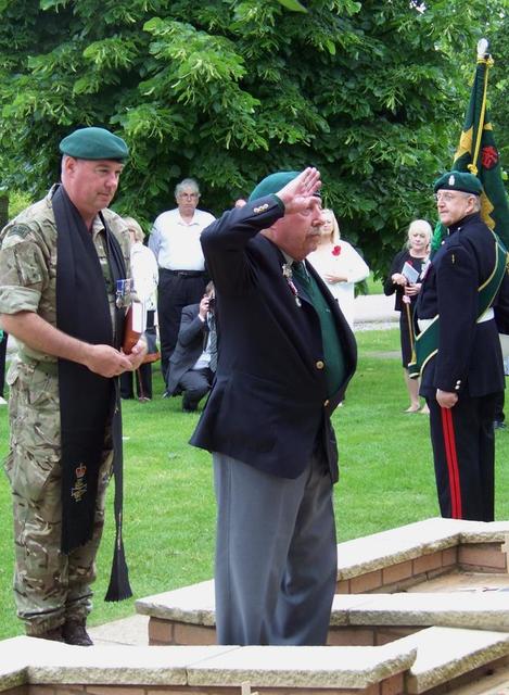 Roy Cadman, No.3 Commando, lays the Wreath