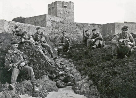 Ron Hanna (bottom left) and others, 289 Cdo Bty.RA