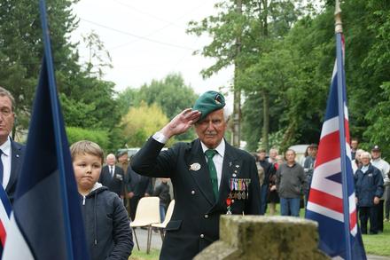 Roy Maxwell (No.4 Cdo.) at the memorial to No.4 Commando at Le Hauger Amfreville