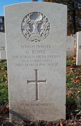 Grave of Pte Grahame Rowe