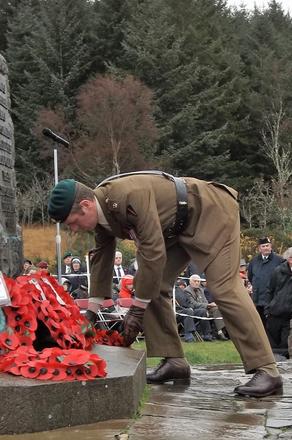 A Major from the Commando Engineers lay a Wreath