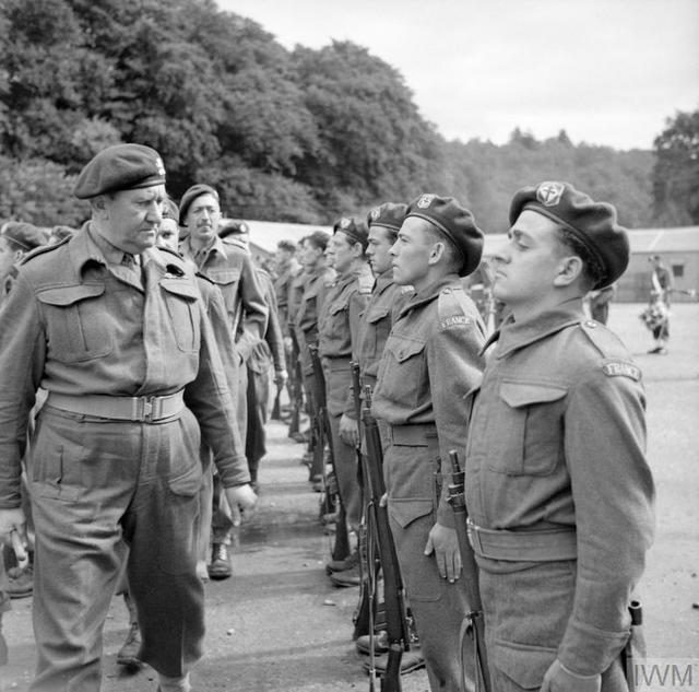 Lt Col Charles Vaughan inspects French Cdos