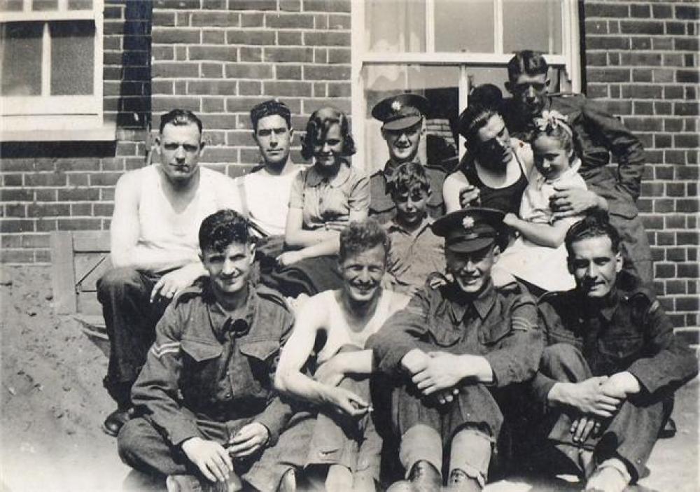 Some of No.8 Cdo. outside  the "Oyster Smack" pub in Burnham-on-Crouch, Aug.1940