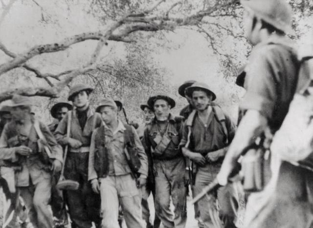 No.2 Cdos. Stanley Buckmaster, Jock Cree, and others with prisoners