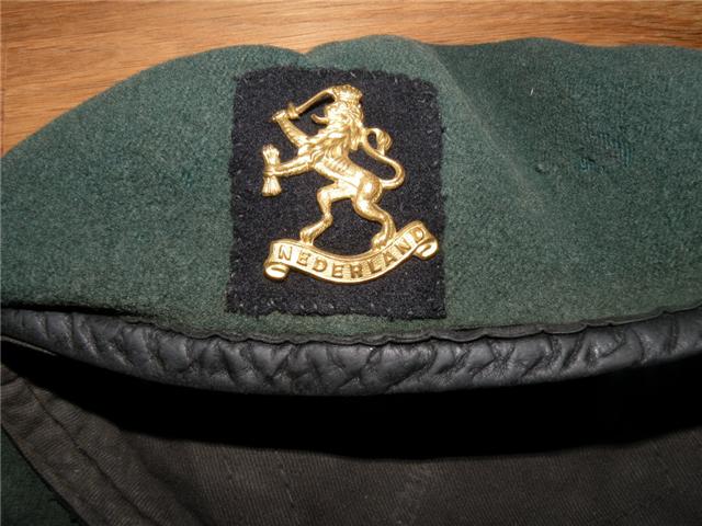 10IA Commando-.2 Dutch Troop Beret and cap badge (2)