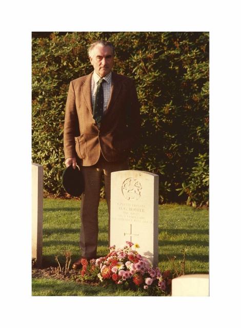 Donald Martin at the grave of Private Owen Hooper No.4 Commando