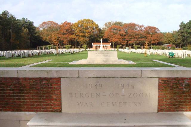 Bergen-op-Zoom War Cemetery (1)