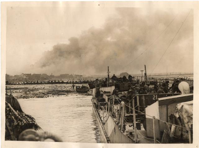 RM Commandos land on Walcheren at Westkapelle (2)