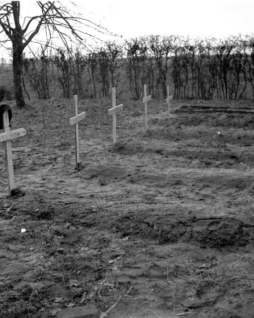 Original graves of Pte Eric Thomson No.6 Cdo. and others