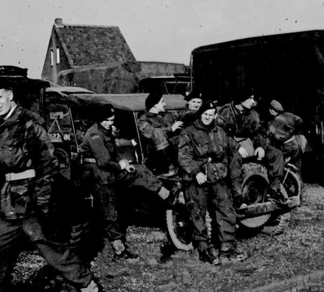 Group near Maasbracht Gemeentehuis (Town Hall), near Brachterbeek