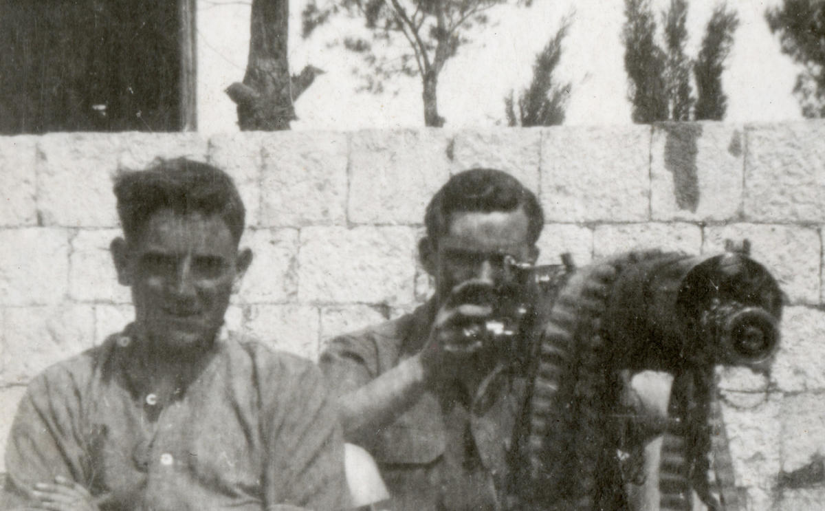No.2 Commandos Ben Fryer (left) and Joe Rogers (on the gun), 5 Troop