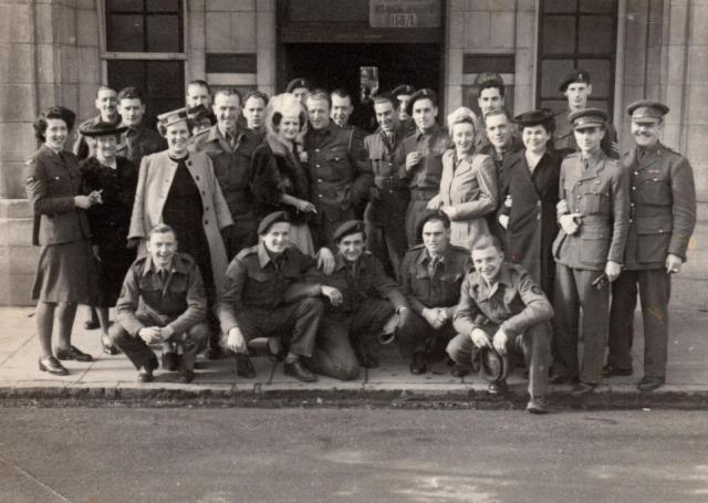 Wedding group of Karel Elshof and his wife Diana, Eastbourne, Feb.1945.