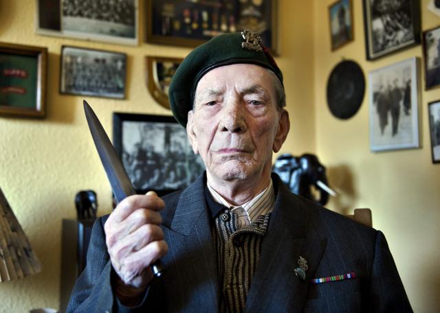 Frede Pedersen, No.5 Cdo. 2 Troop and his fighting knife.