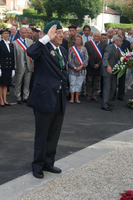 Fred Walker saluting at the Memorial Dieppe 2012