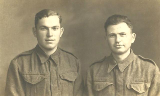 Shmaryahu Wajnsztejn (on the left) 51 ME Commando and u/k