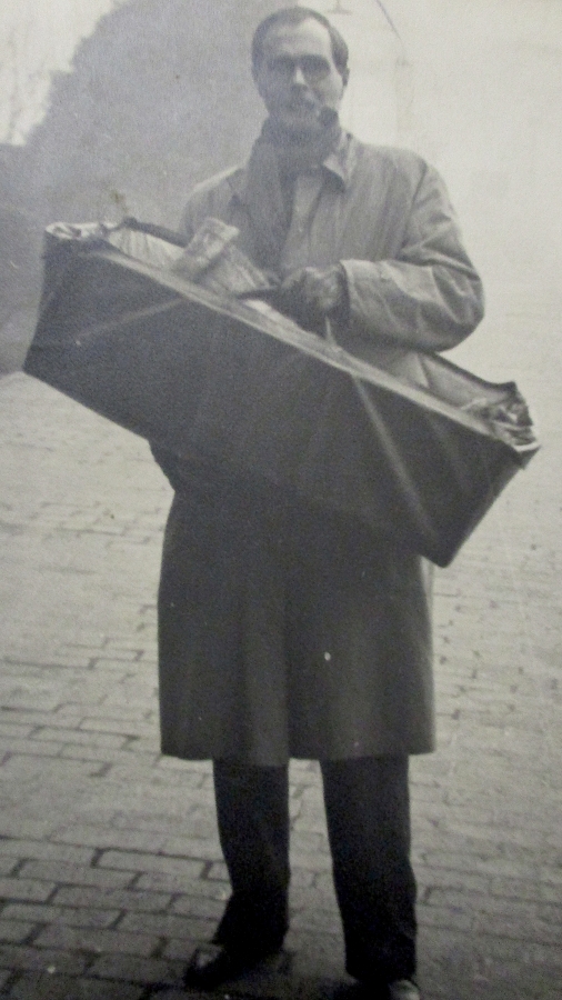 Roger Hilton (No.3 Cdo) carrying his son Matthew in the cot.