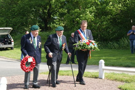 Wreath laying at the No.4 Cdo. Cairn Le Hauger 4th June 2013 (1)