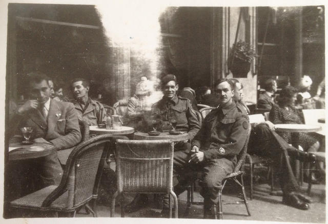 Commandos and an American GI in Paris