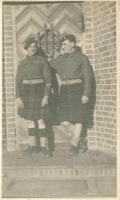 1 Bde Signallers Duffy (right) and unknown.