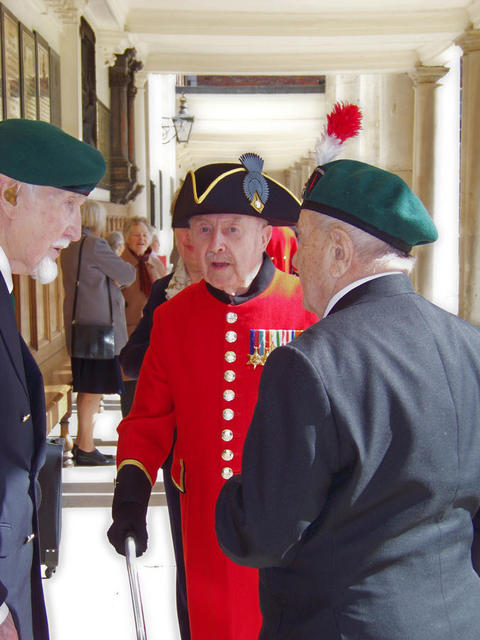 In-Pensioner, Roy Cadman, No.3 Cdo chats with Eric Buckmaster & George Parsons, both No 2 Cdo..