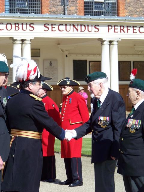 The Reviewing Officer is introduced to Eric Buckmaster No 2 Cdo