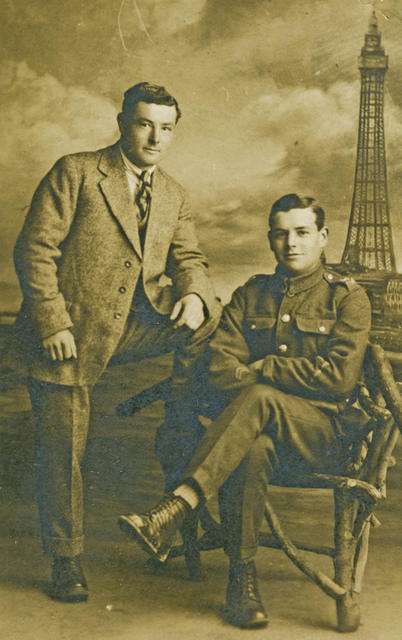 Private Leslie Matthews, No 9 Commando, and his brother Derek.