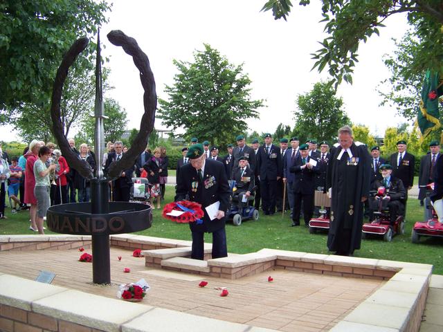 Edward Redmond, No.5 Commando, places a wreath.