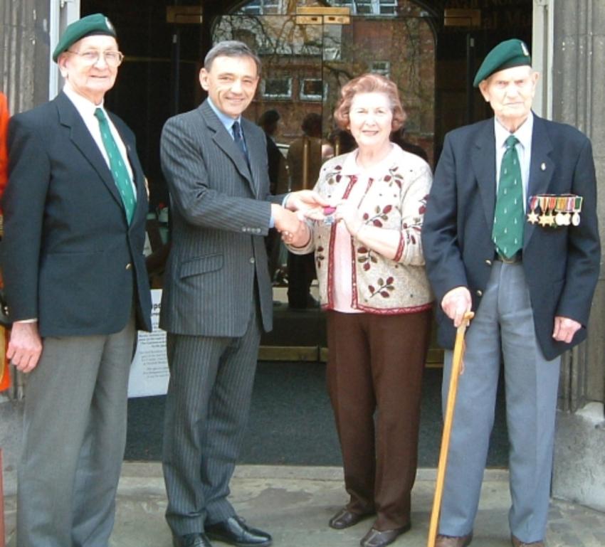 Presentation by the widow of Lt G Knowland VC, No.1 Commando