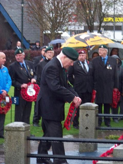 Ernie Mason, No.3 Commando lays the Wreath at Fort William