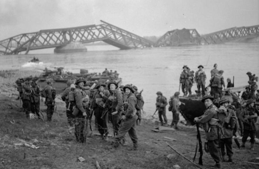 Men of the 1st Cheshires land in support of 1st Commando Bde at Wesel