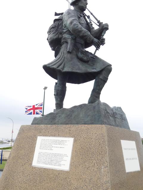 Memorial at Ouistreham 2 ( plaque inscription can be read)