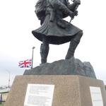 Memorial at Ouistreham 2 ( plaque inscription can be read)