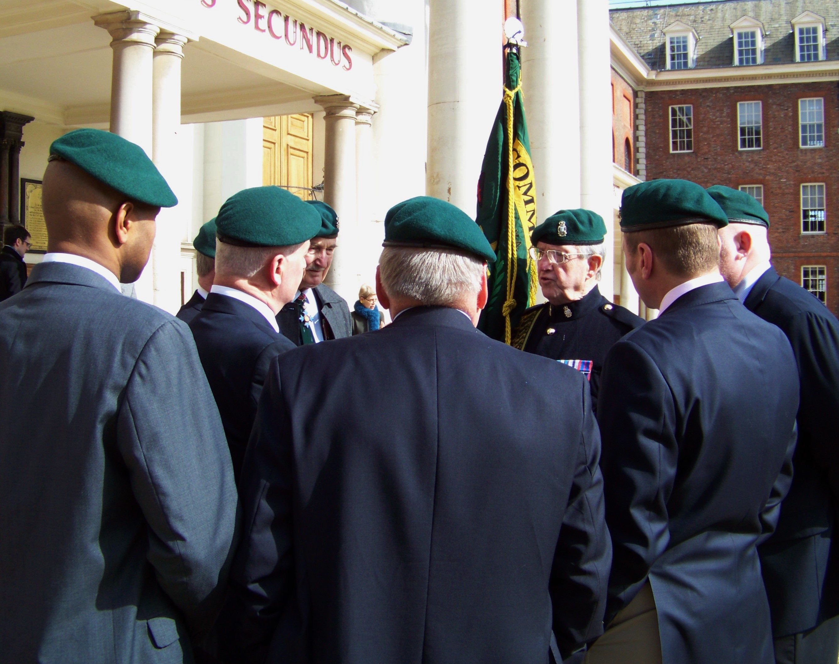 Fred Davies briefs the 289 Commandos