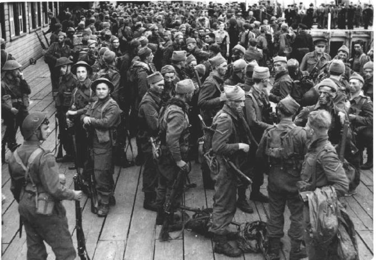 Combined Ops troops disembarking after Dieppe